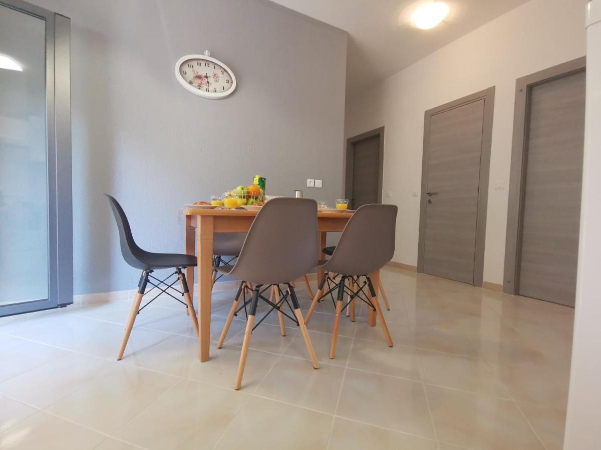 Apartment Pineta With Terrace & Park Wood View Pula Exterior photo