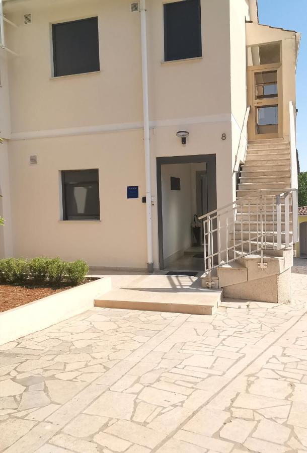 Apartment Pineta With Terrace & Park Wood View Pula Exterior photo