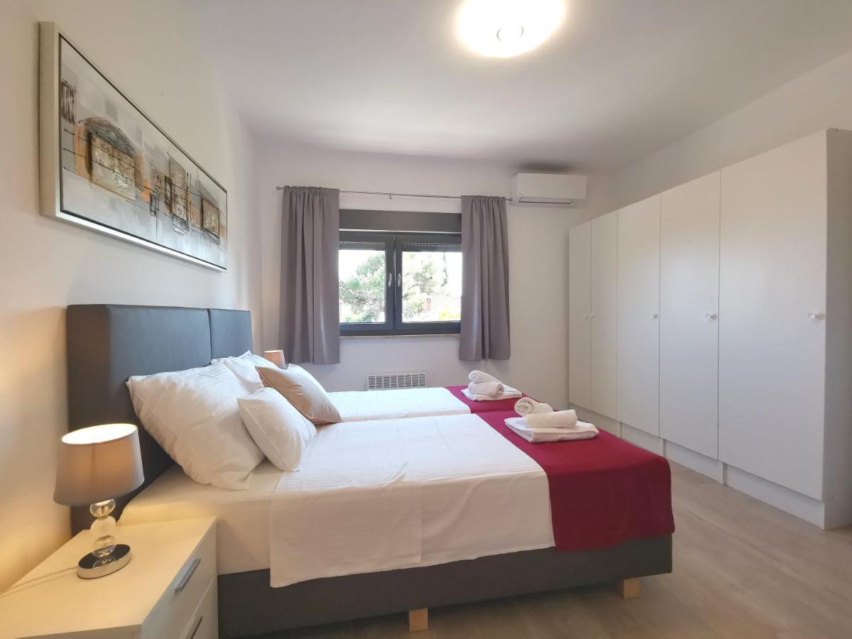 Apartment Pineta With Terrace & Park Wood View Pula Exterior photo