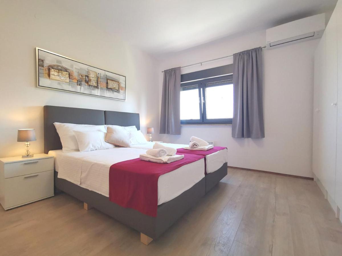 Apartment Pineta With Terrace & Park Wood View Pula Exterior photo