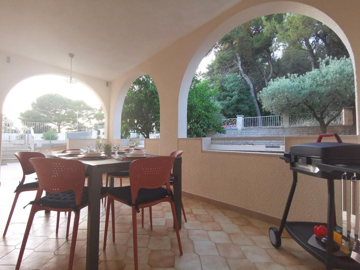 Apartment Pineta With Terrace & Park Wood View Pula Exterior photo