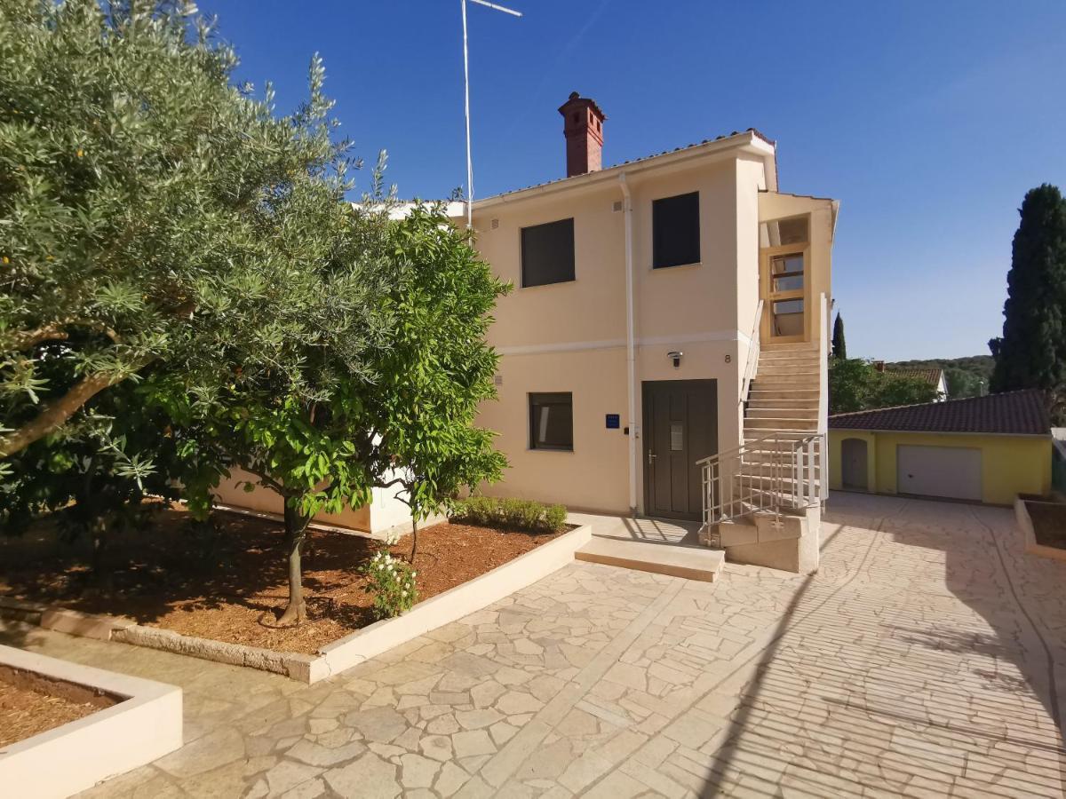 Apartment Pineta With Terrace & Park Wood View Pula Exterior photo